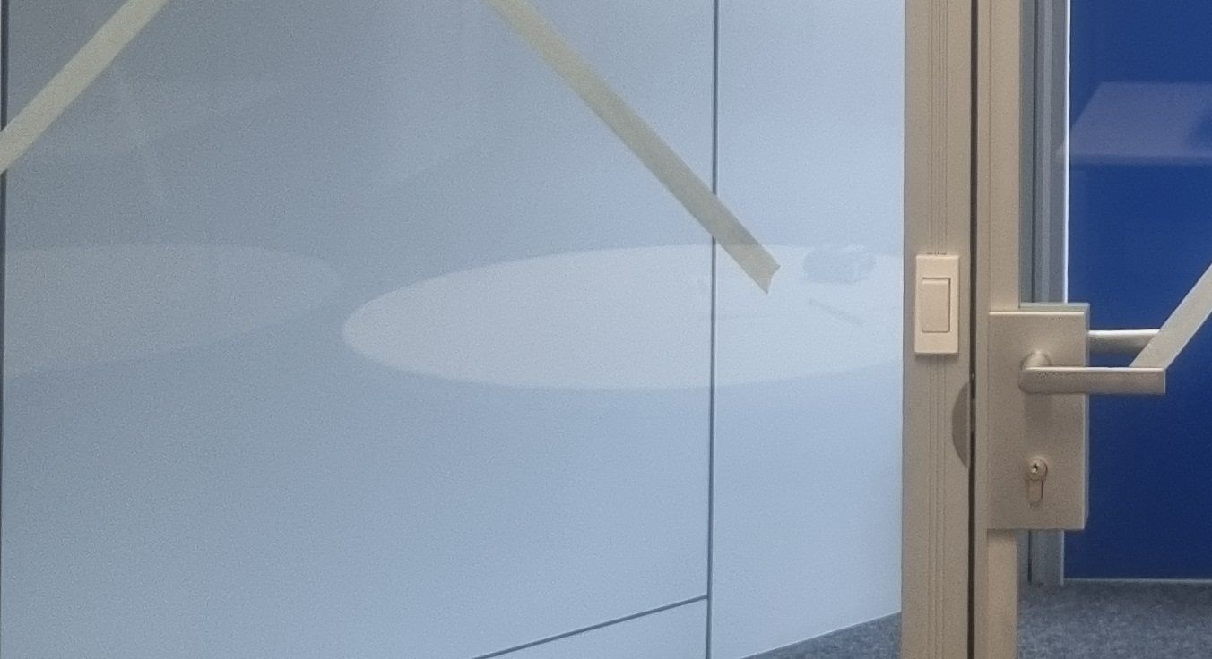 Pulsantiera su parete vetrata