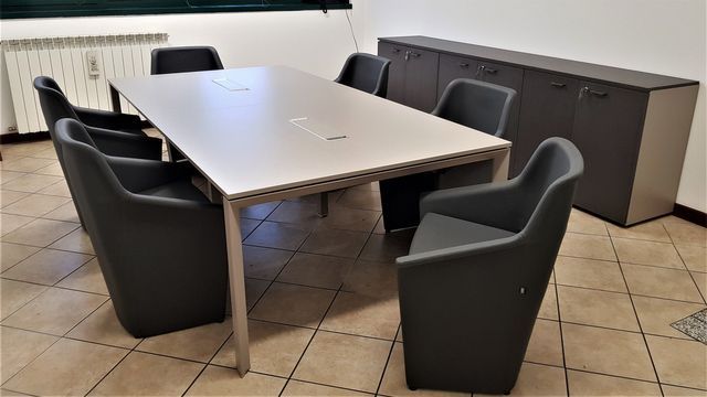 Tavolo e poltrone per sala riunione