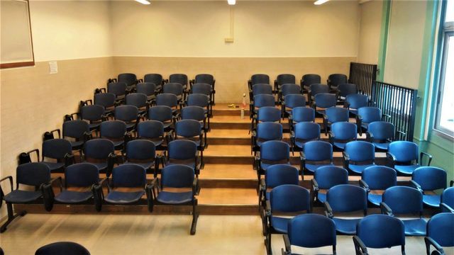 Sedie con tavoletta scrittoio su sbarra