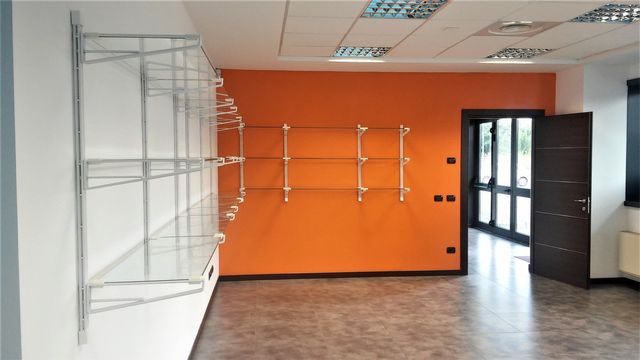 Scaffali per esposizione