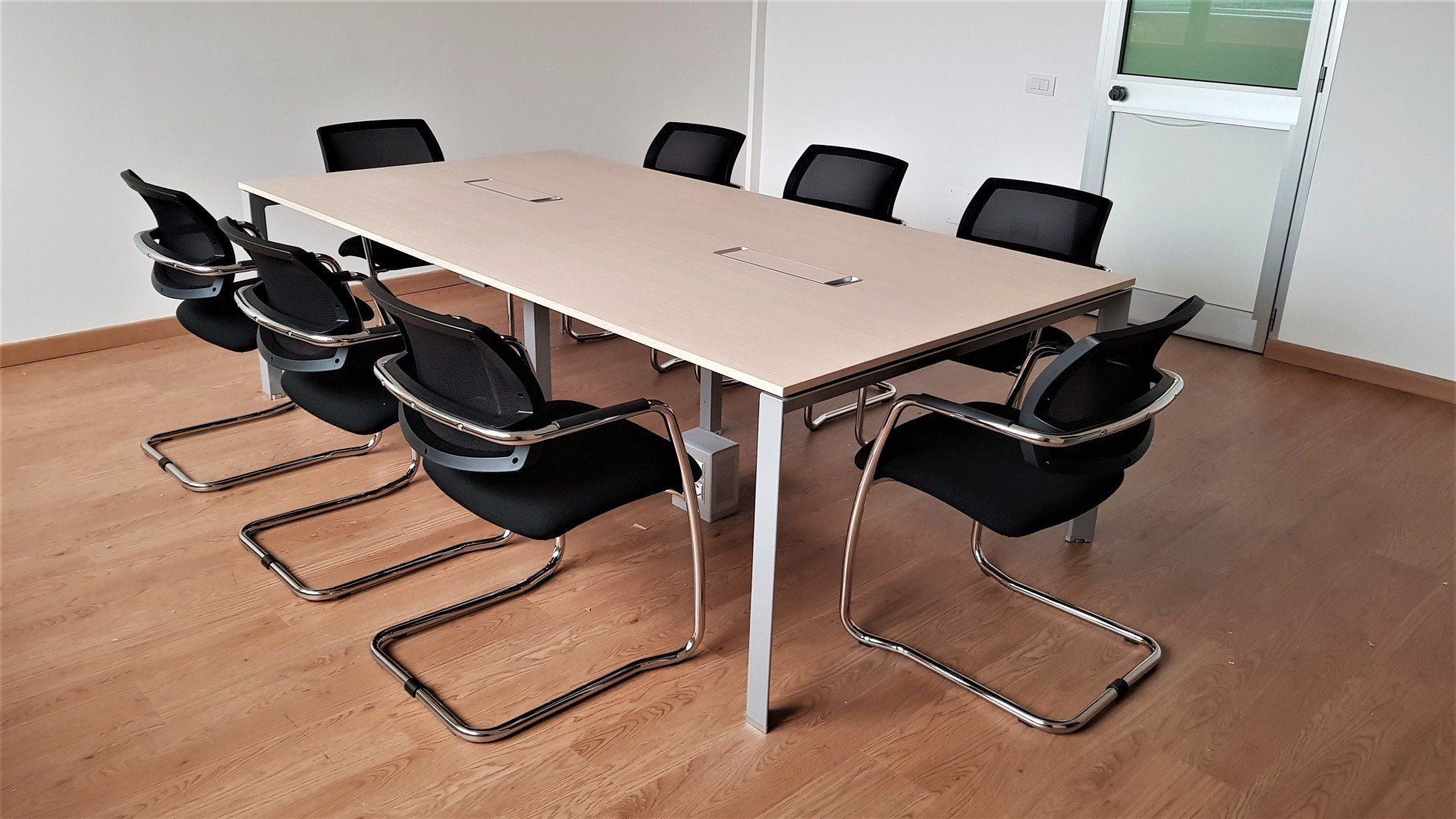 Vendita mobili e tavoli per sale riunioni