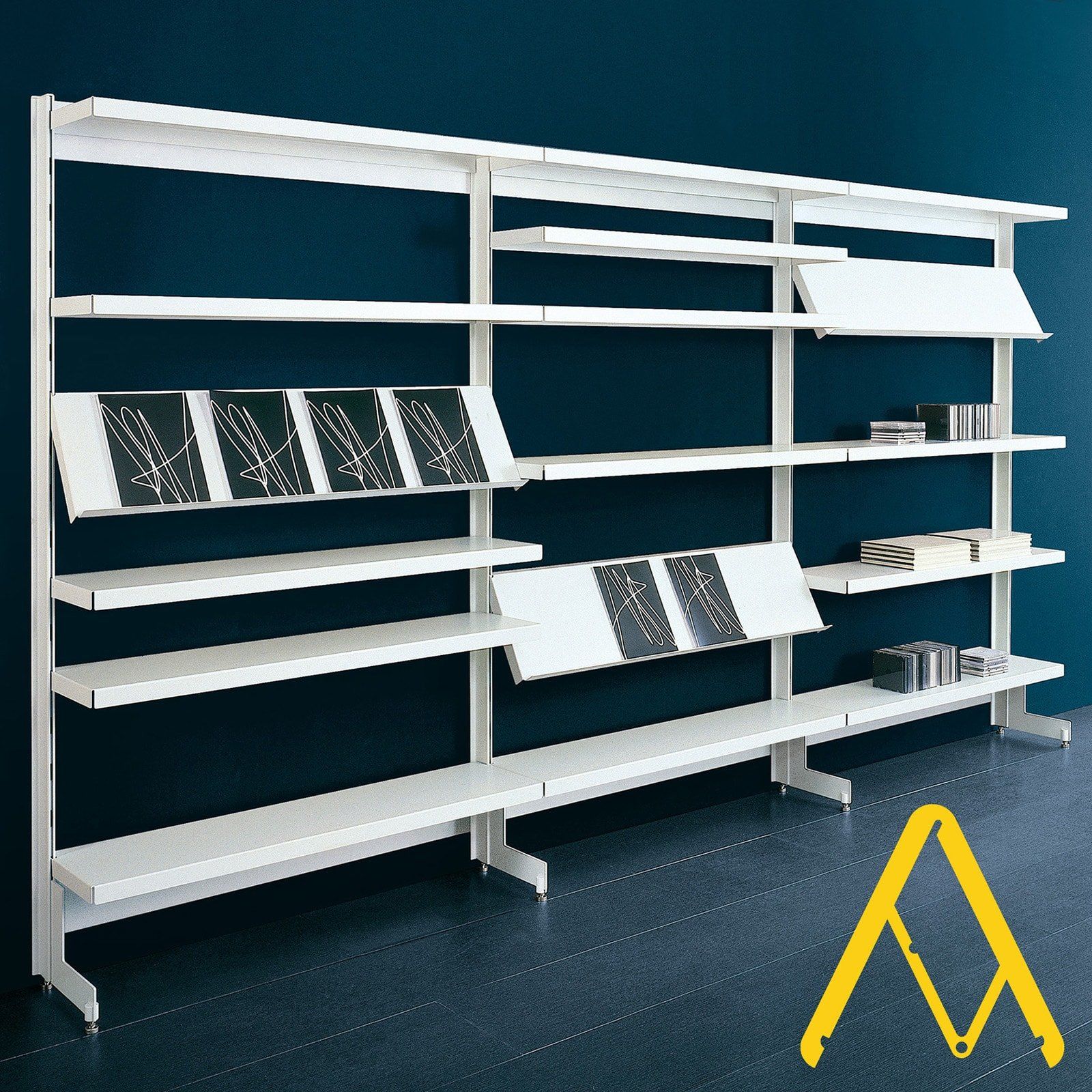 Scaffale Big con ripiani inclinati porta depliant