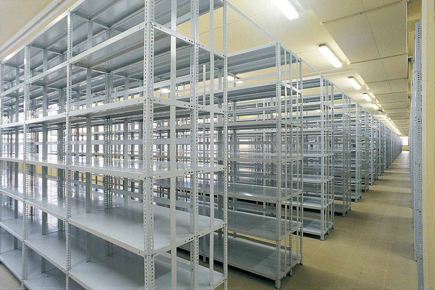 Scaffali a bulloni per magazzino