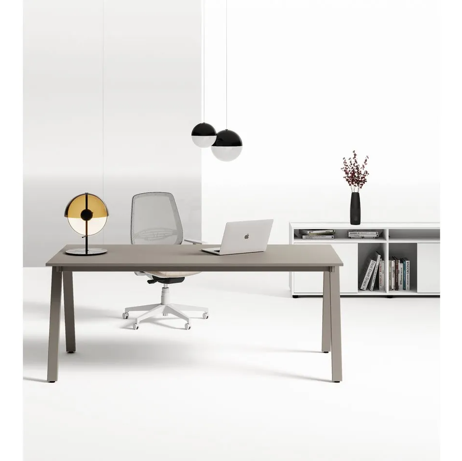 Scrivania per ufficio con gamba a cavalletto