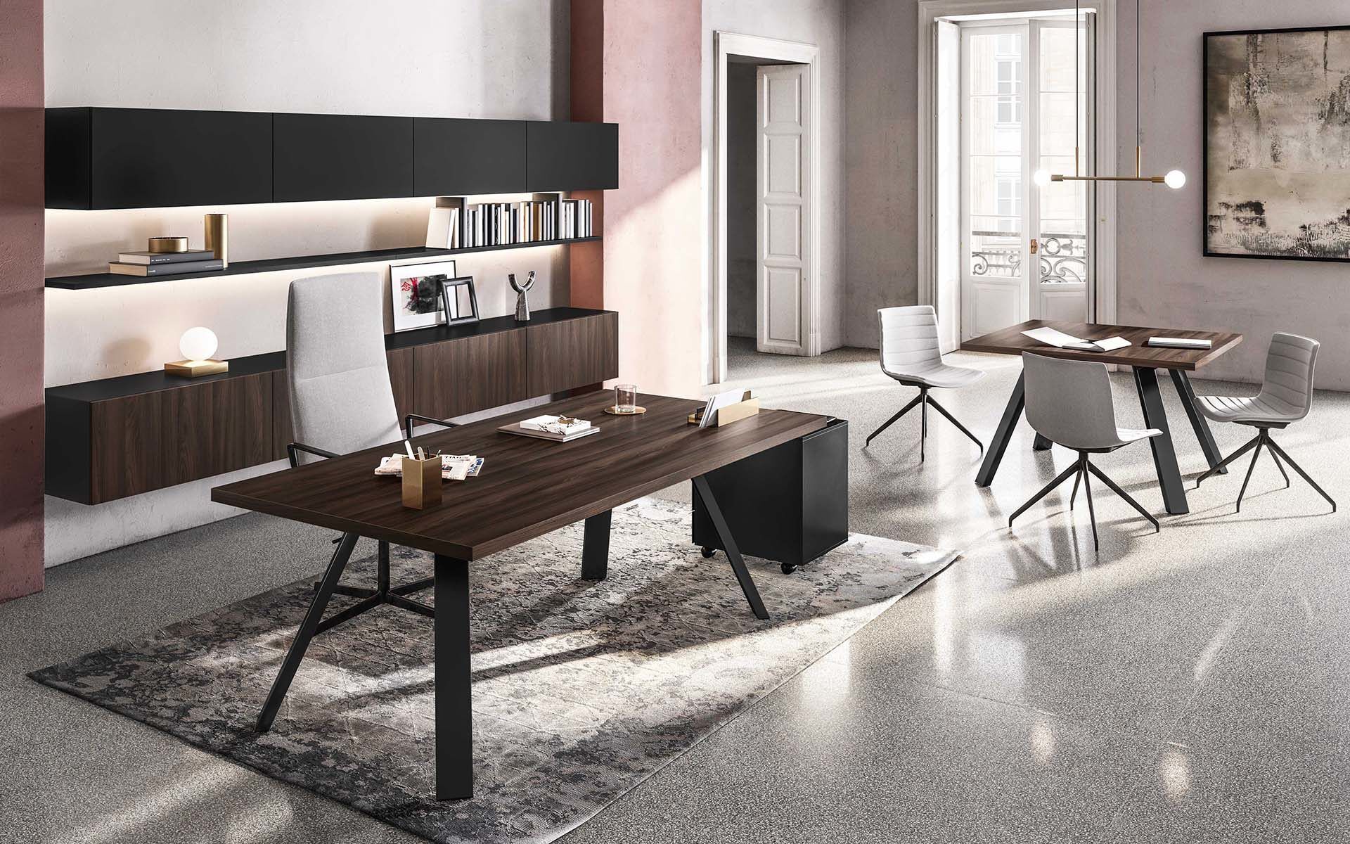 Scrivania in legno direzionale a Novara