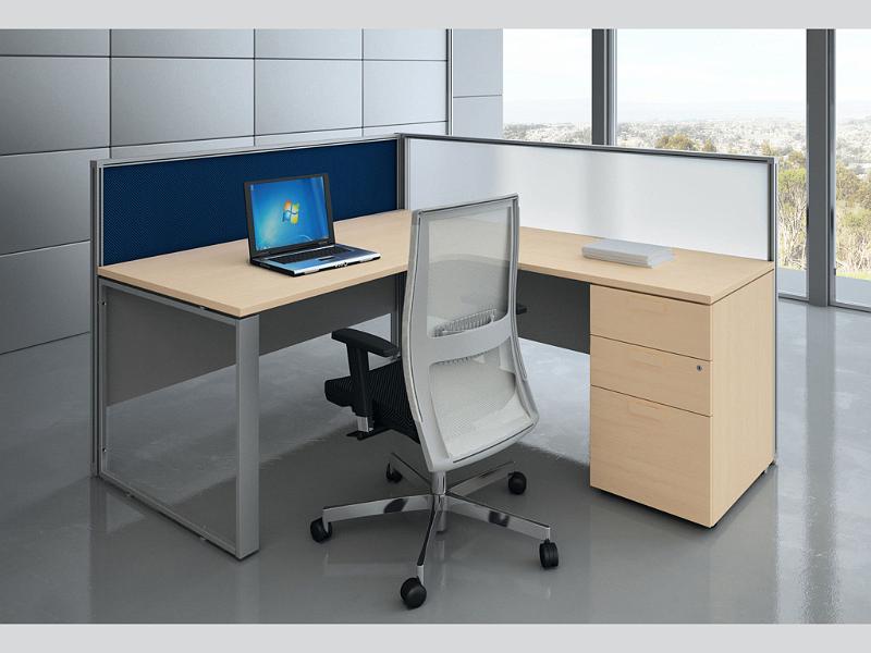 Scrivania da ufficio con paretina