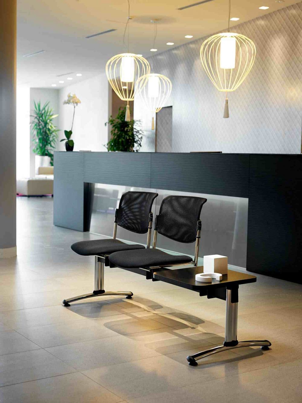 Sedie su trave per ingressi e attese a Novara