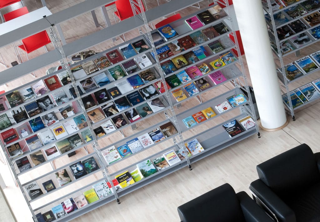 Socrate Caimi con ripiano inclinato espositore