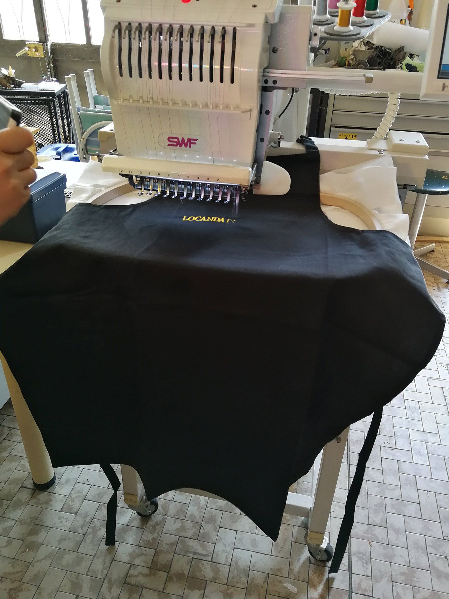 macchina ricamatrice su stampe digitali