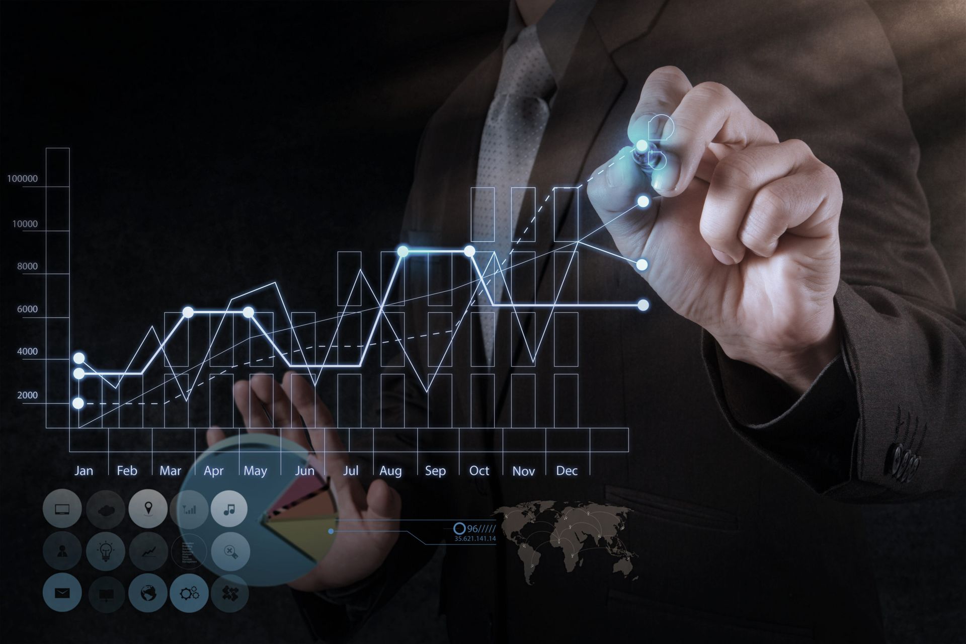 Uma pessoa analisando em um quadro de vidro transparente gráfico sobre investimentos.