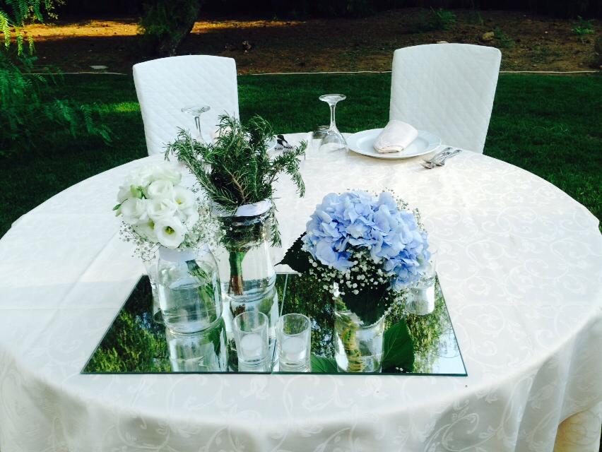 cemtro tavola di fiori sopra una base di vetro