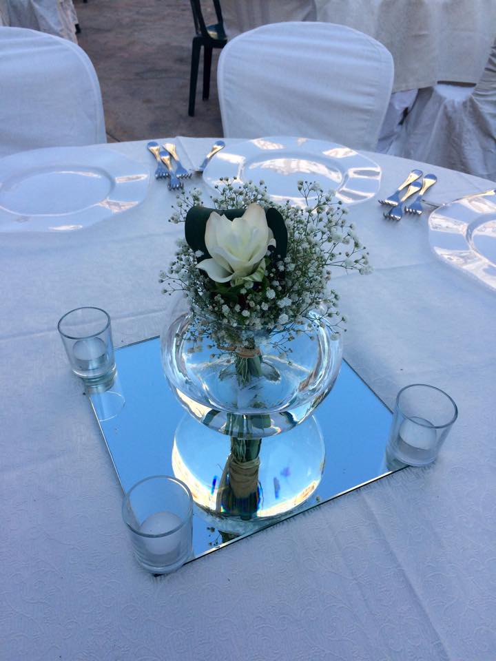 rosa bianca dentro una bollo di vetro