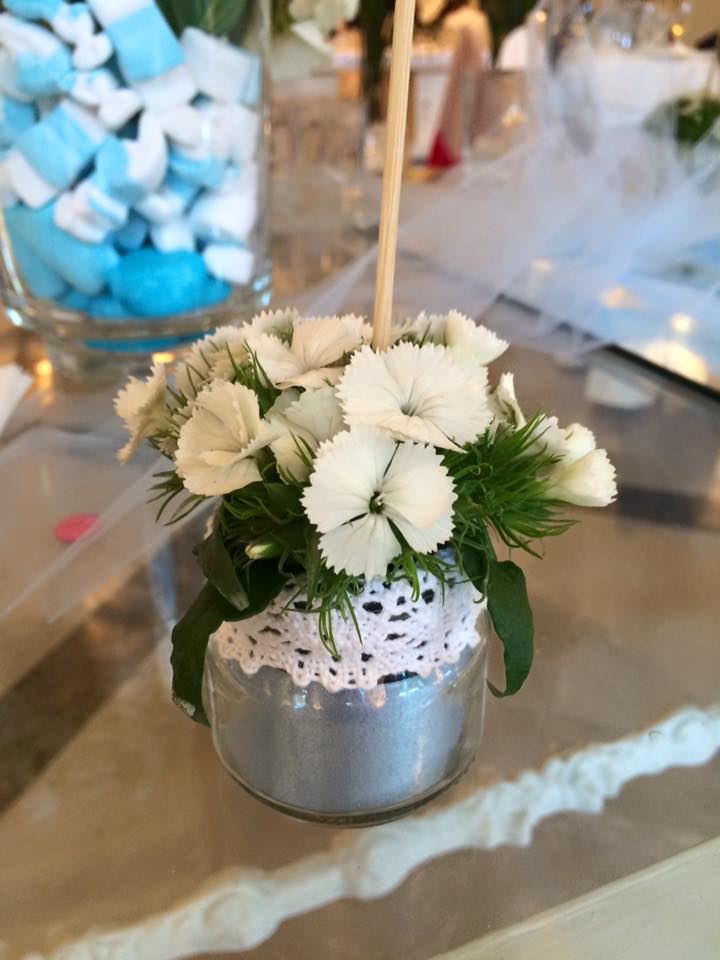 centro tavola di fiori bianchi