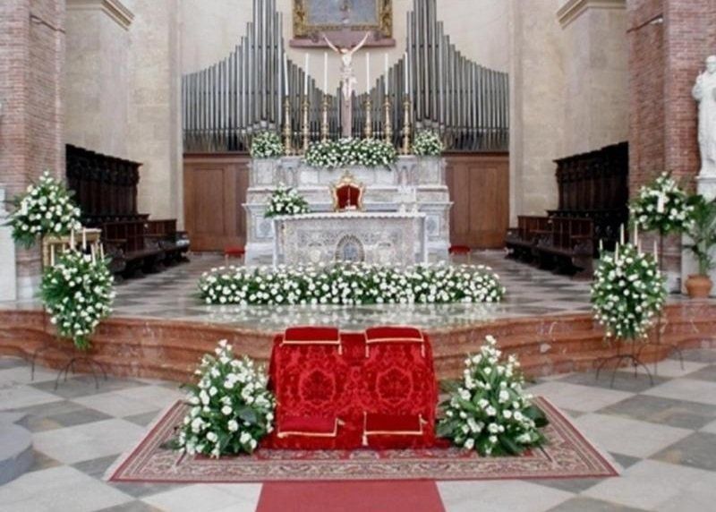 Allestimento floreale di altare e chiesa