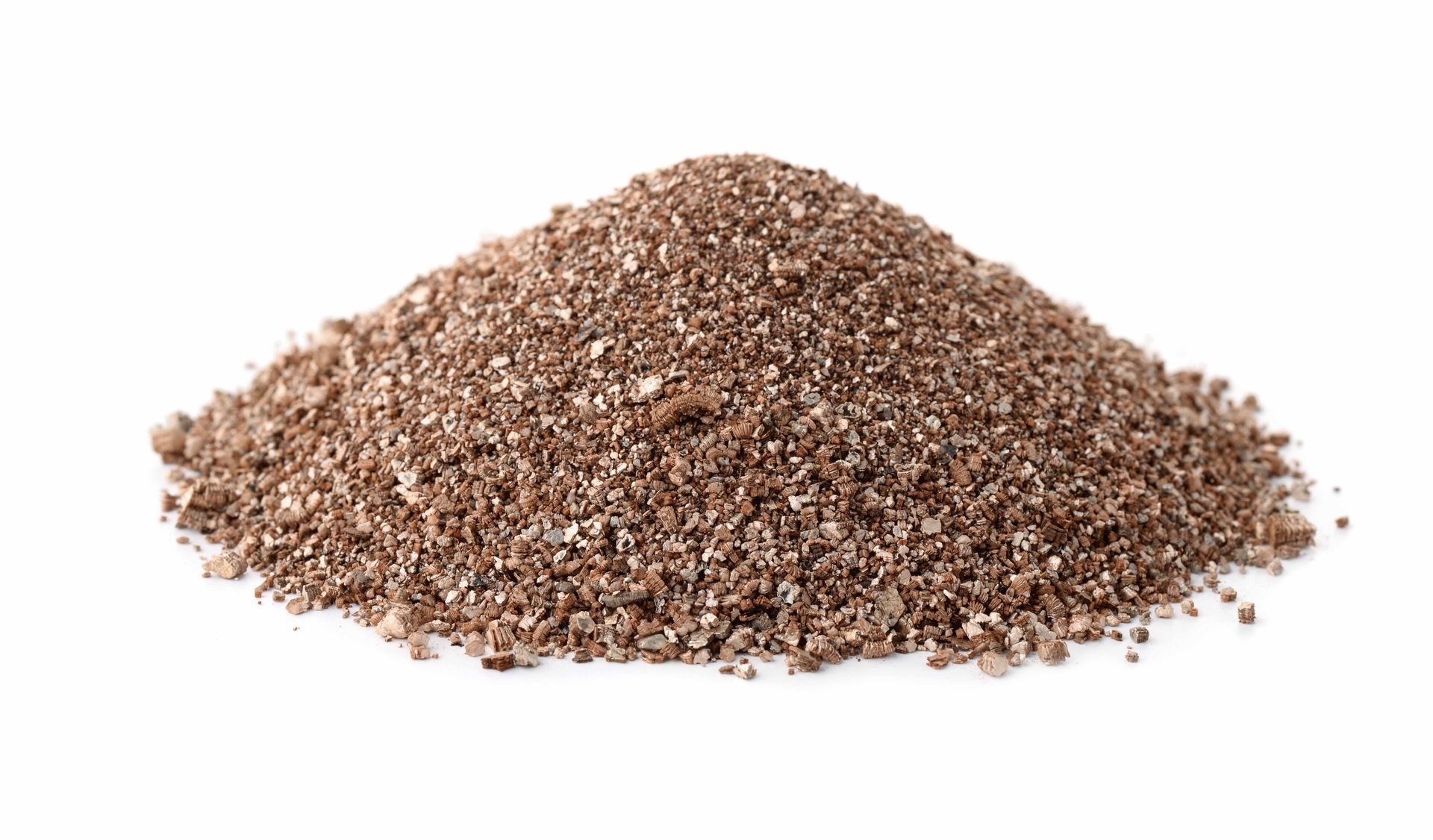 Tas de terreau brun, texturé et granuleux, sur fond blanc.