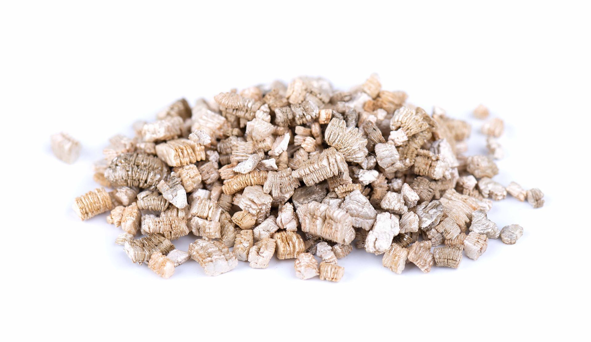 Tas de granulés de vermiculite brun clair.