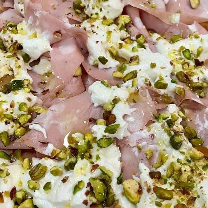 PIZZA MORTADELLA E PISTACCHIO