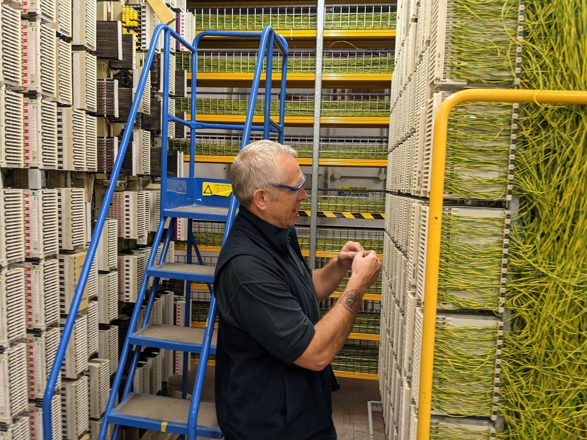 team members discussing about a project