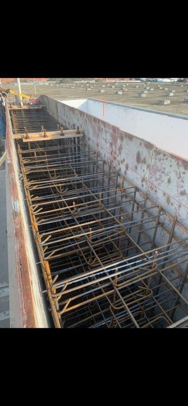 A large metal structure with a lot of metal bars on it.