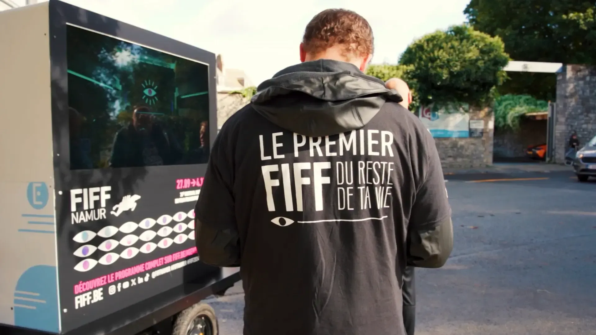 Personne travaillant pour EYE SCREEN faisant la promotion du FIFF à Namur