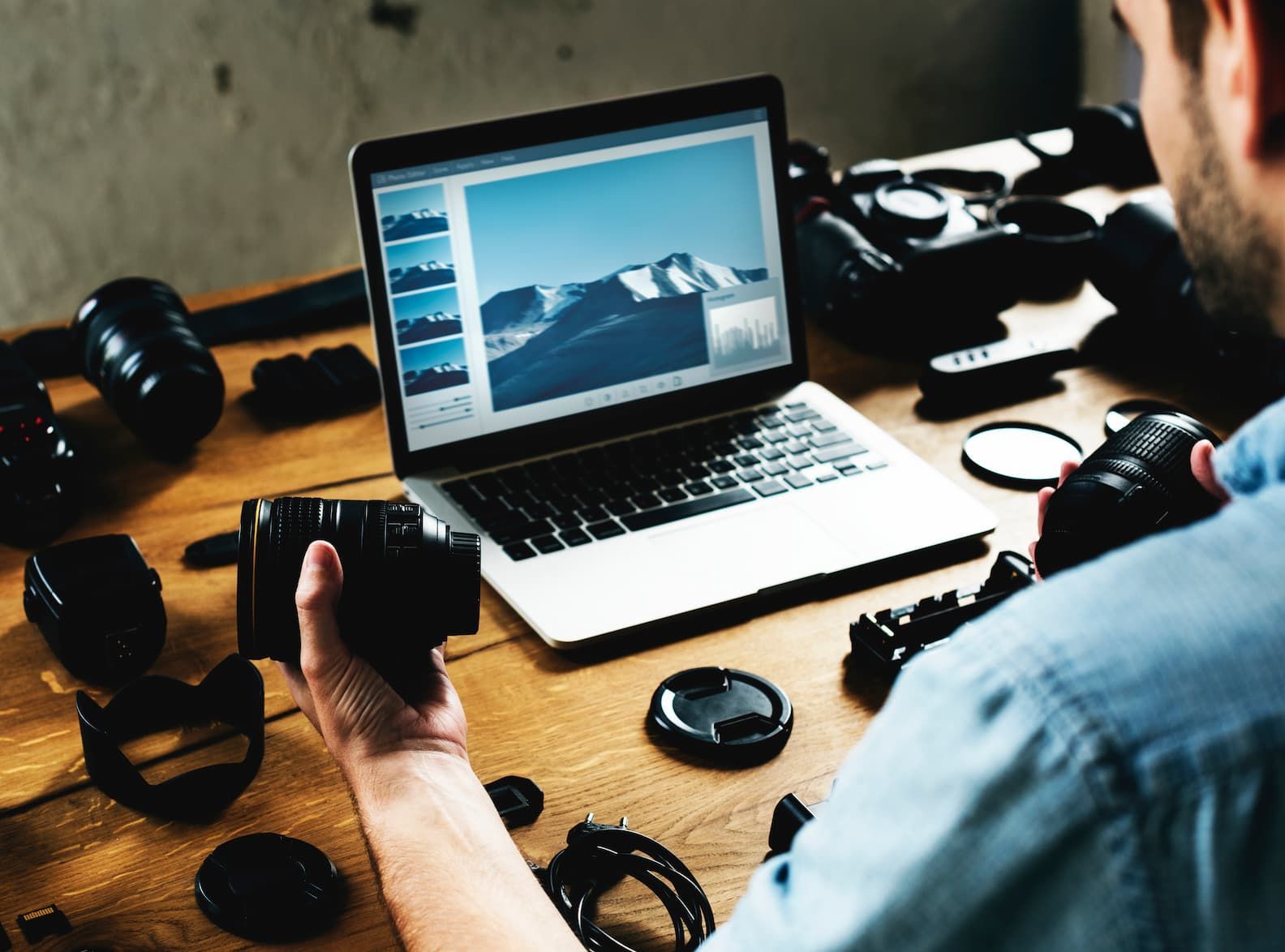 Photographe en train de retoucher une photo
