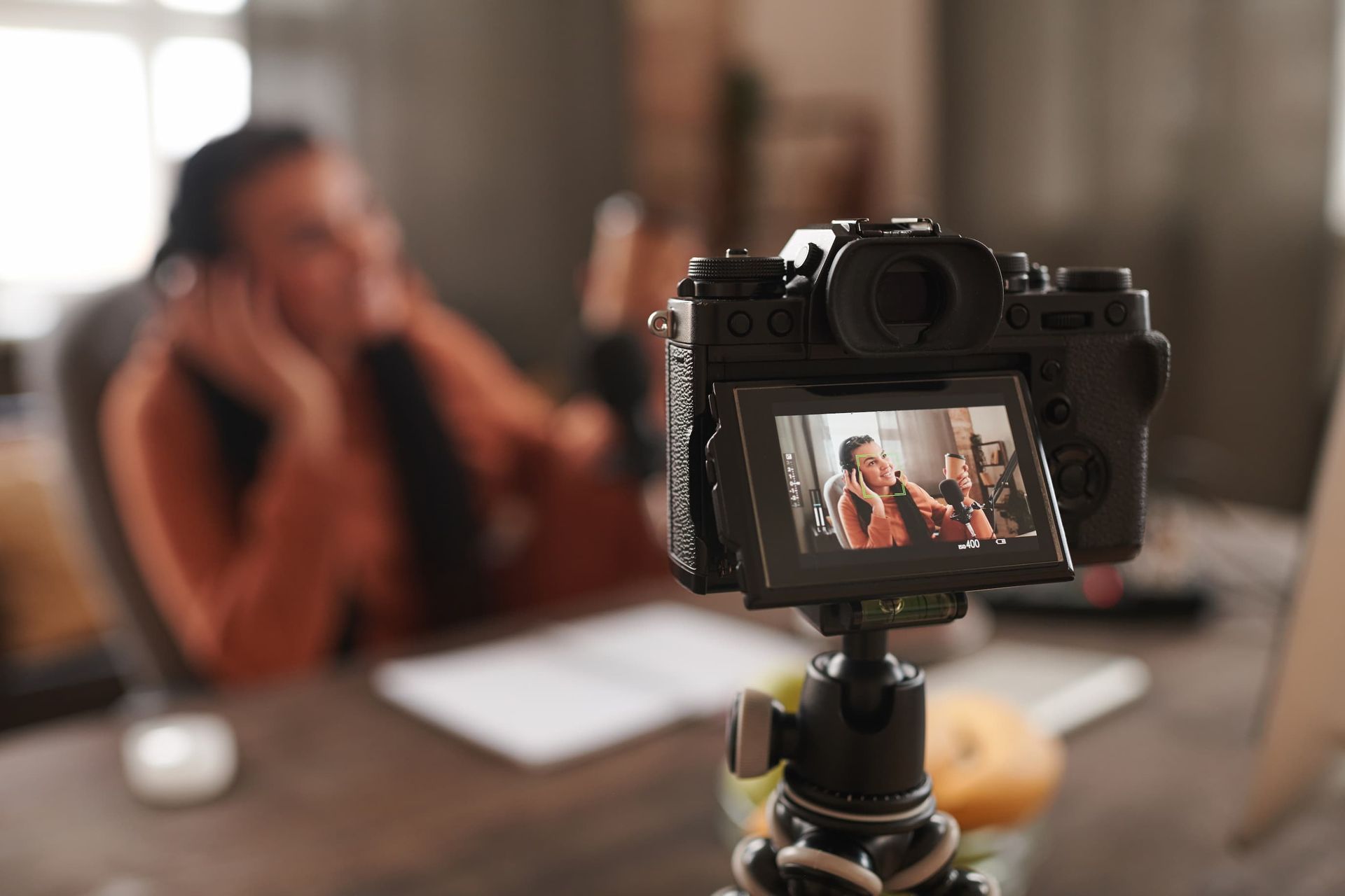 Personne en train de se filmer avec un appareil photo pour créer du contenu pour ses réseaux sociaux