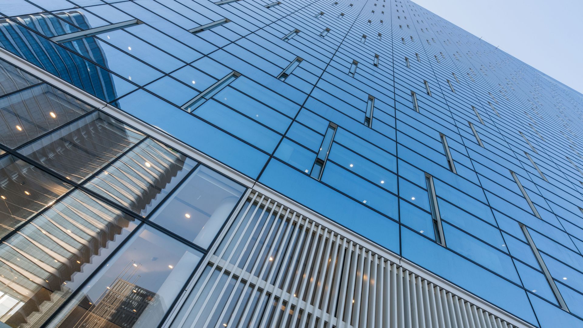Glazing jargon can be complicated. Learn the most important differences between a curtain wall,