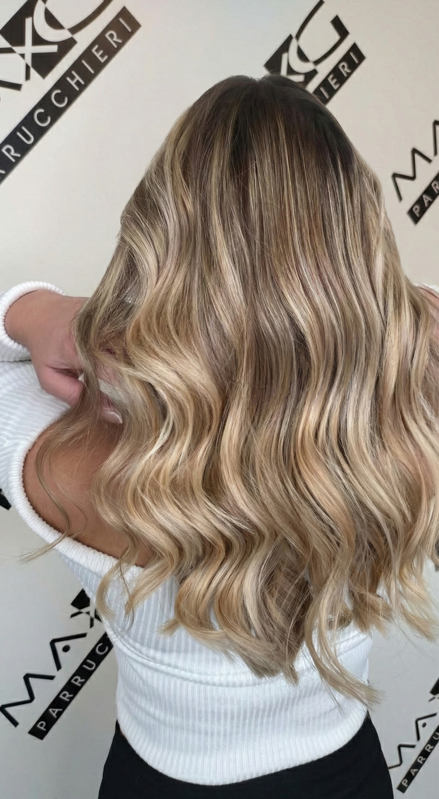 meches capelli biondo ed acconciatura realizzata da MaxG Parrucchieri a Pordenone centro 