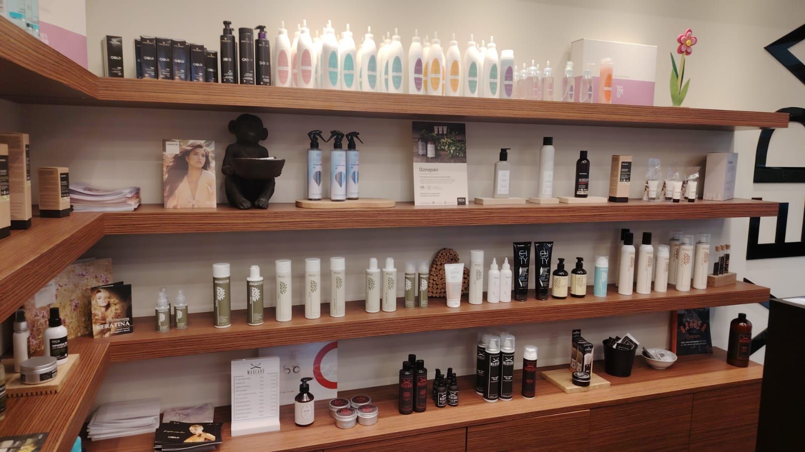 Ci sono molte bottiglie di shampoo e balsamo sul tavolo.