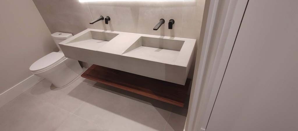 A bathroom with two sinks and a toilet.