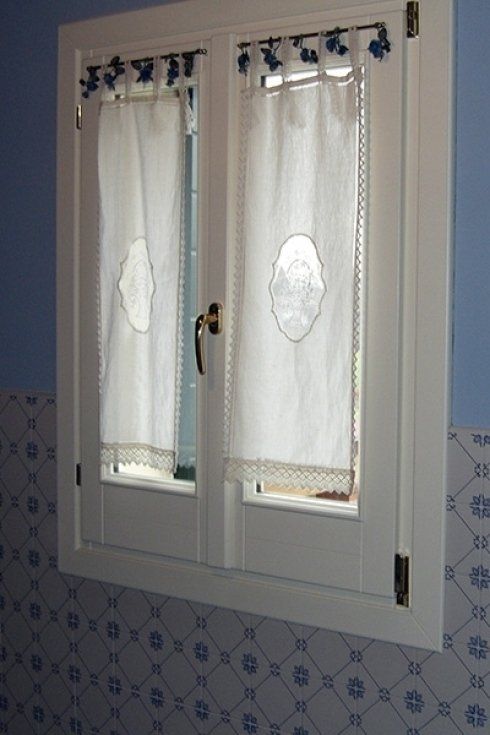 una finestra in legno bianco