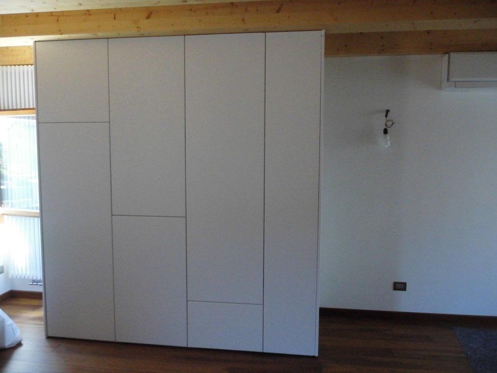 un armadio in legno di colore bianco