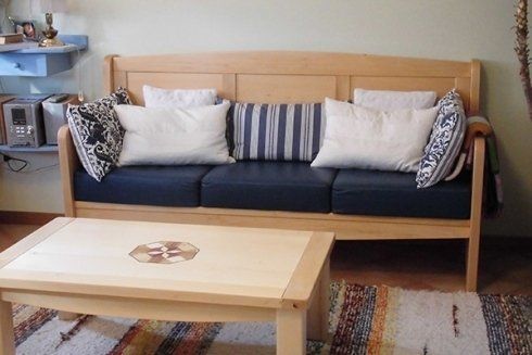 un divano e un tavolino in legno chiaro