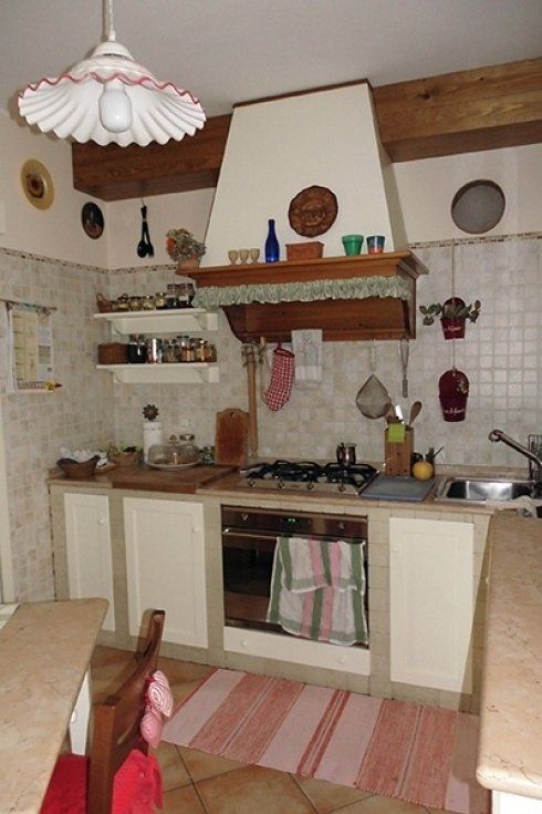 una cucina rustica con inserti in legno