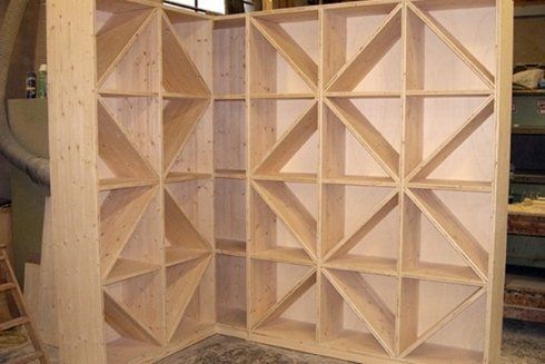 libreria in legno con strutture geometriche
