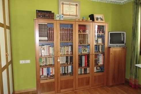 una libreria in legno chiaro