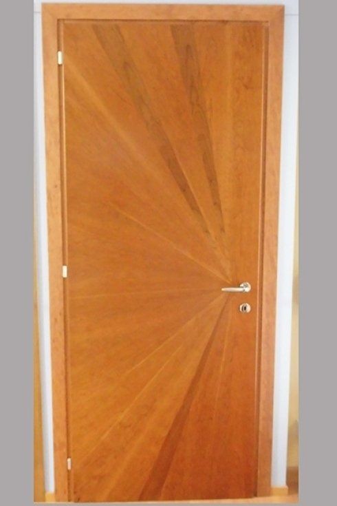 una porta da interno in legno
