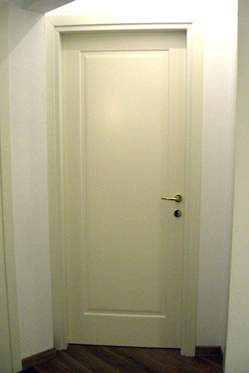 una porta bianca in legno