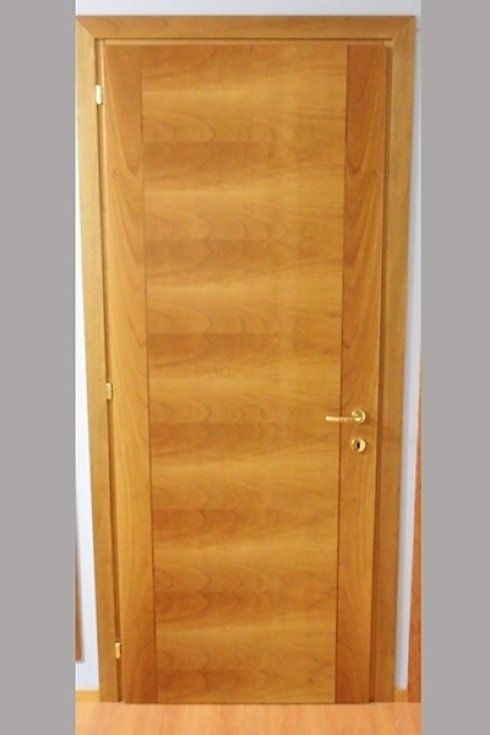 una porta in legno chiaro