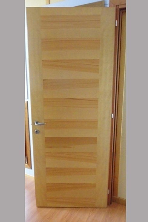 una porta da interno in legno chiaro