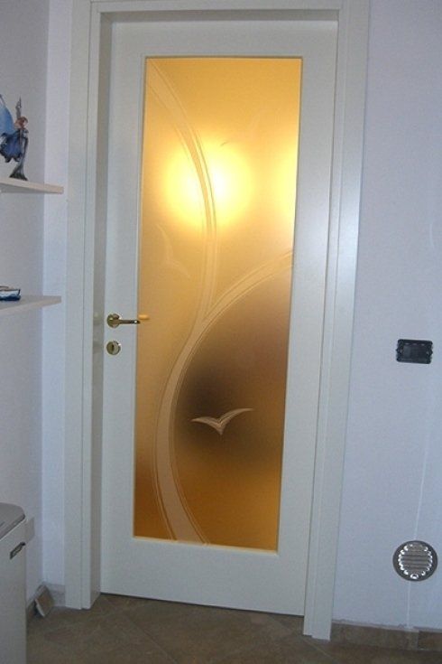 una porta bianca in legno e vetro