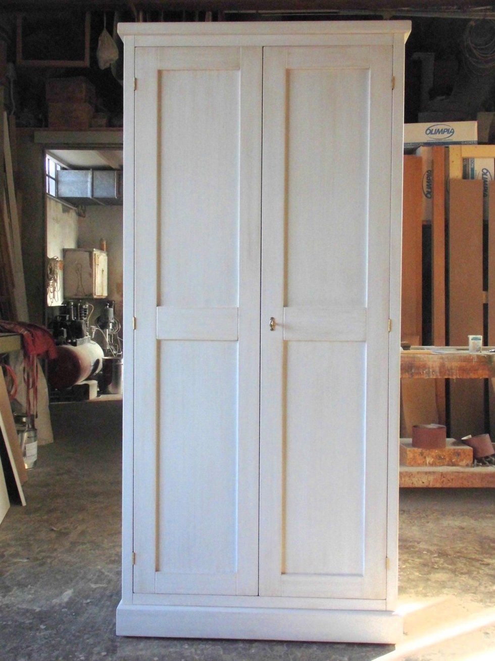 porta in legno in una falegnameria