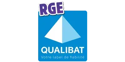 Logo bleu avec une pyramide blanche, le texte « RGE » au-dessus et « QUALIBAT, Votre label de fiabilité » en dessous.