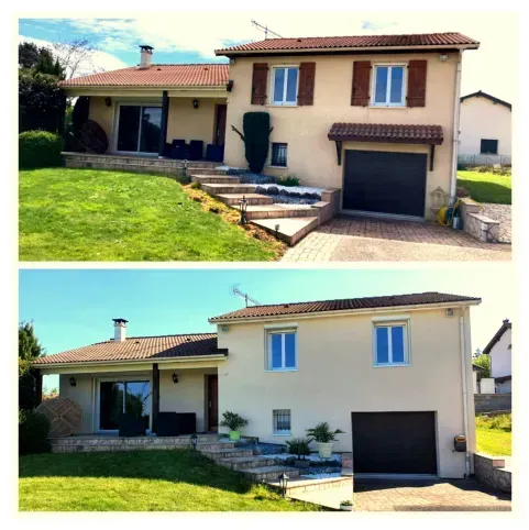Photos avant et après de l'extérieur d'une maison de banlieue montrant la dépose des volets en bois et du toit du garage.