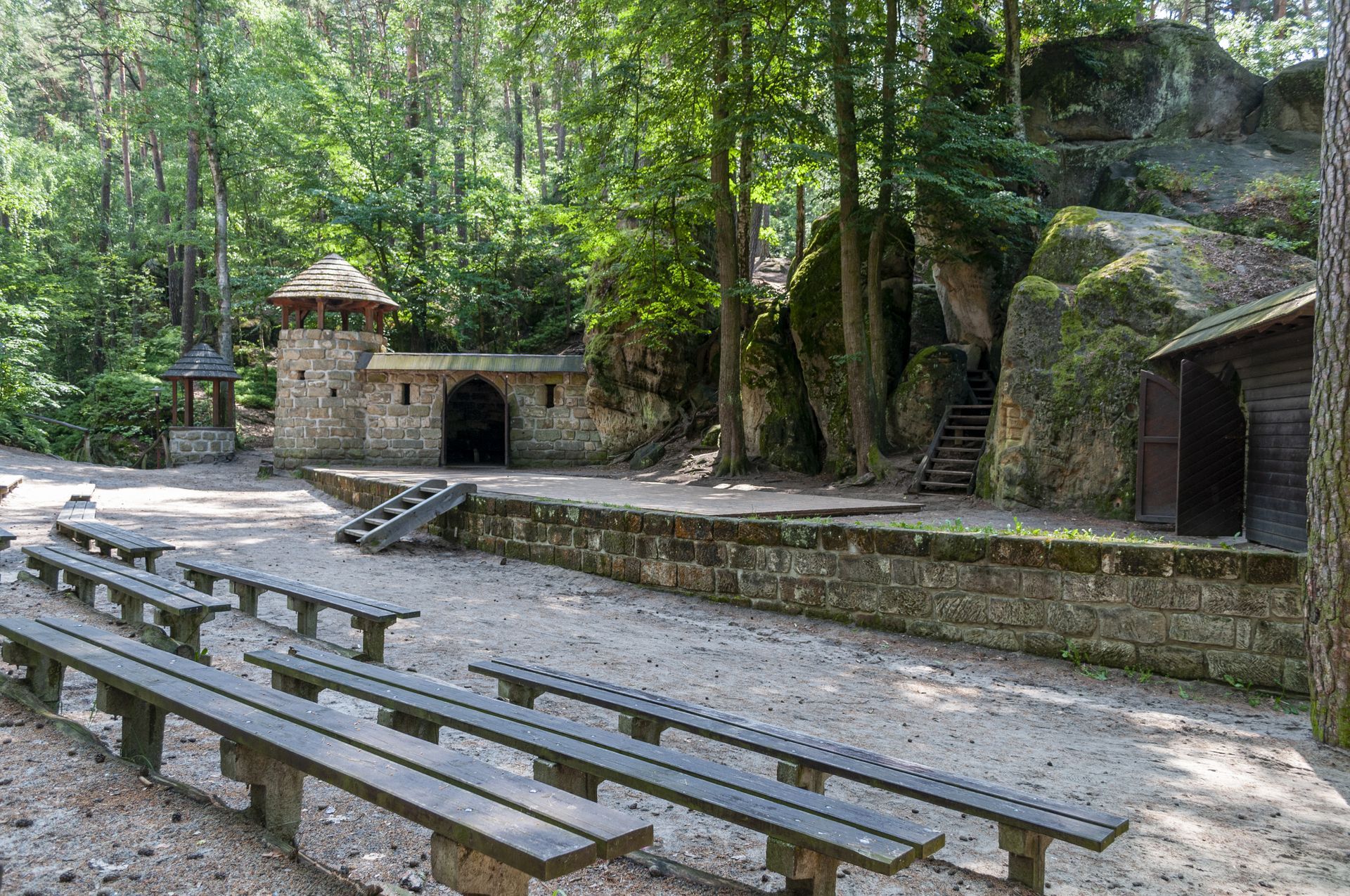 Sloup_lesní_divadlo_Martin_Lišaník