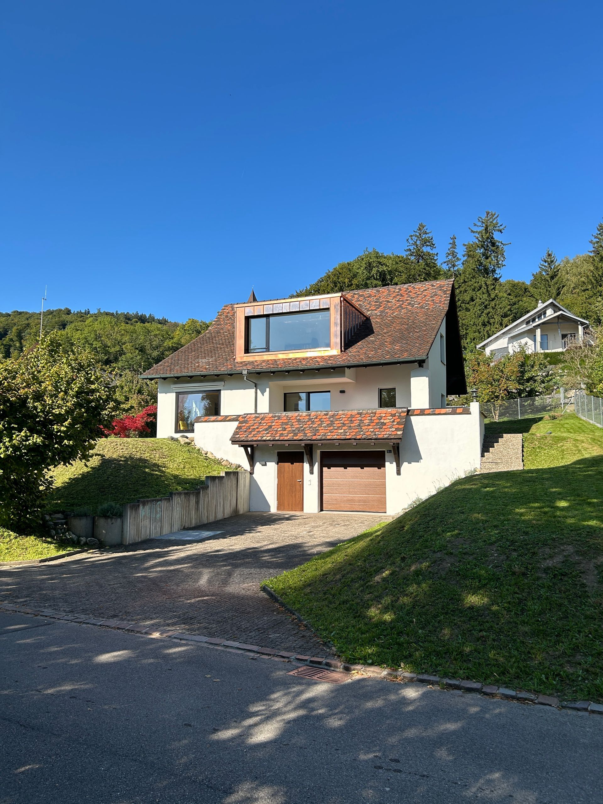 Neben einem kleinen Bach steht ein Haus.