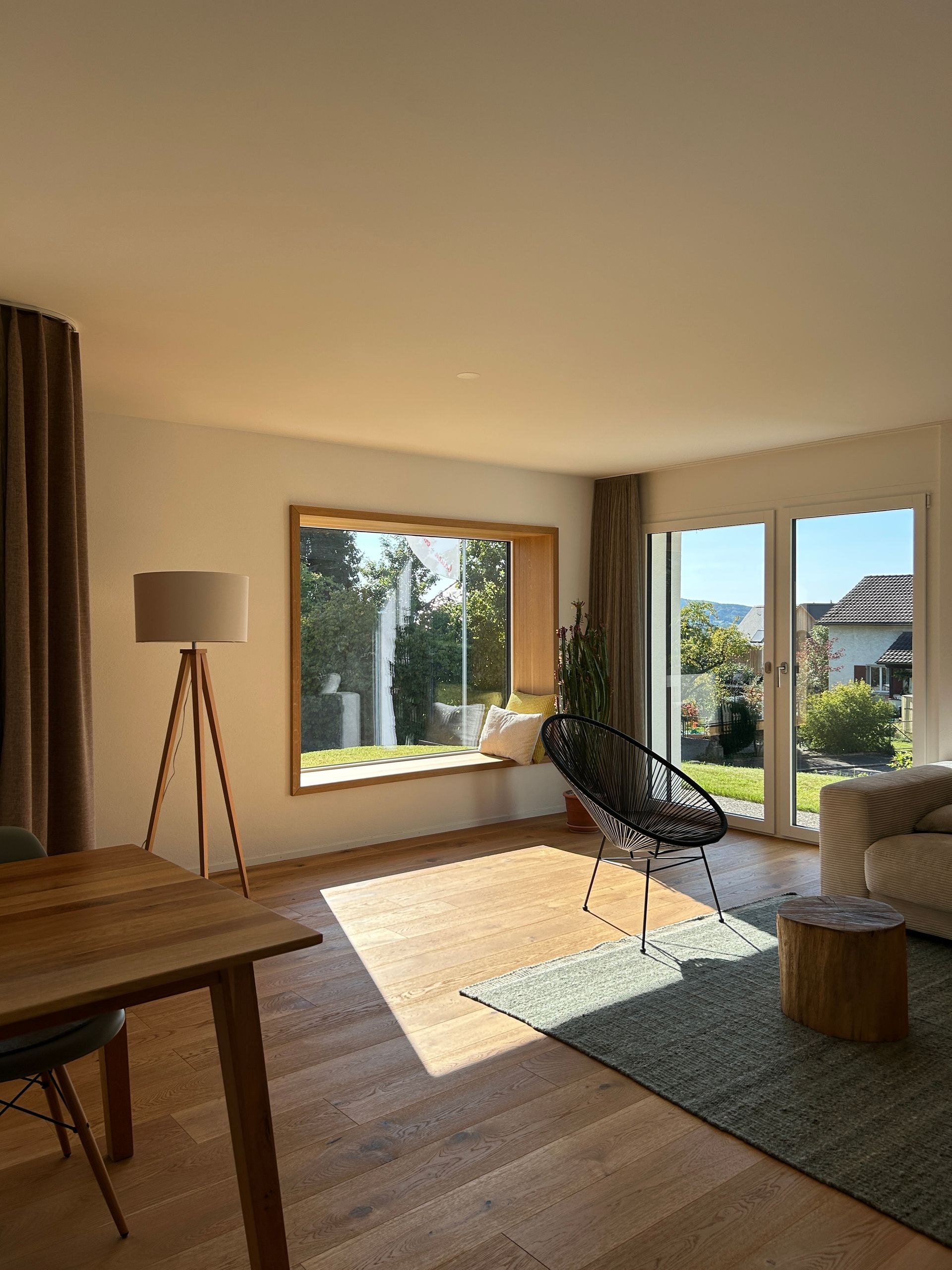 Ein Haus mit einem davor geparkten Auto