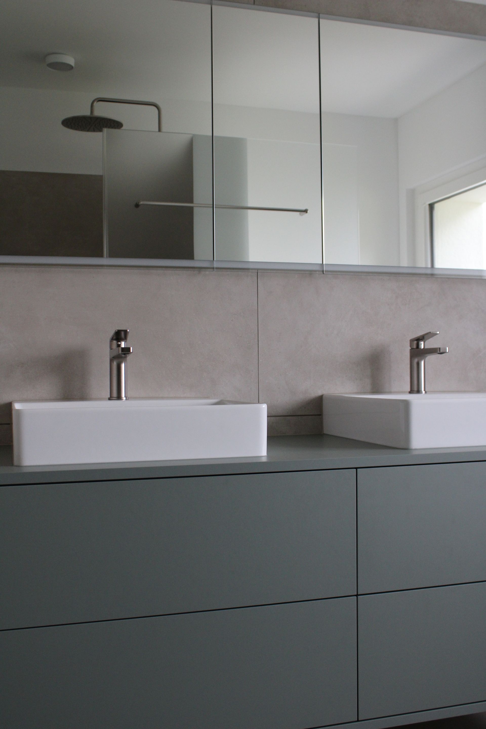 Eine Küche mit weißen Schränken und schwarzen Arbeitsplatten