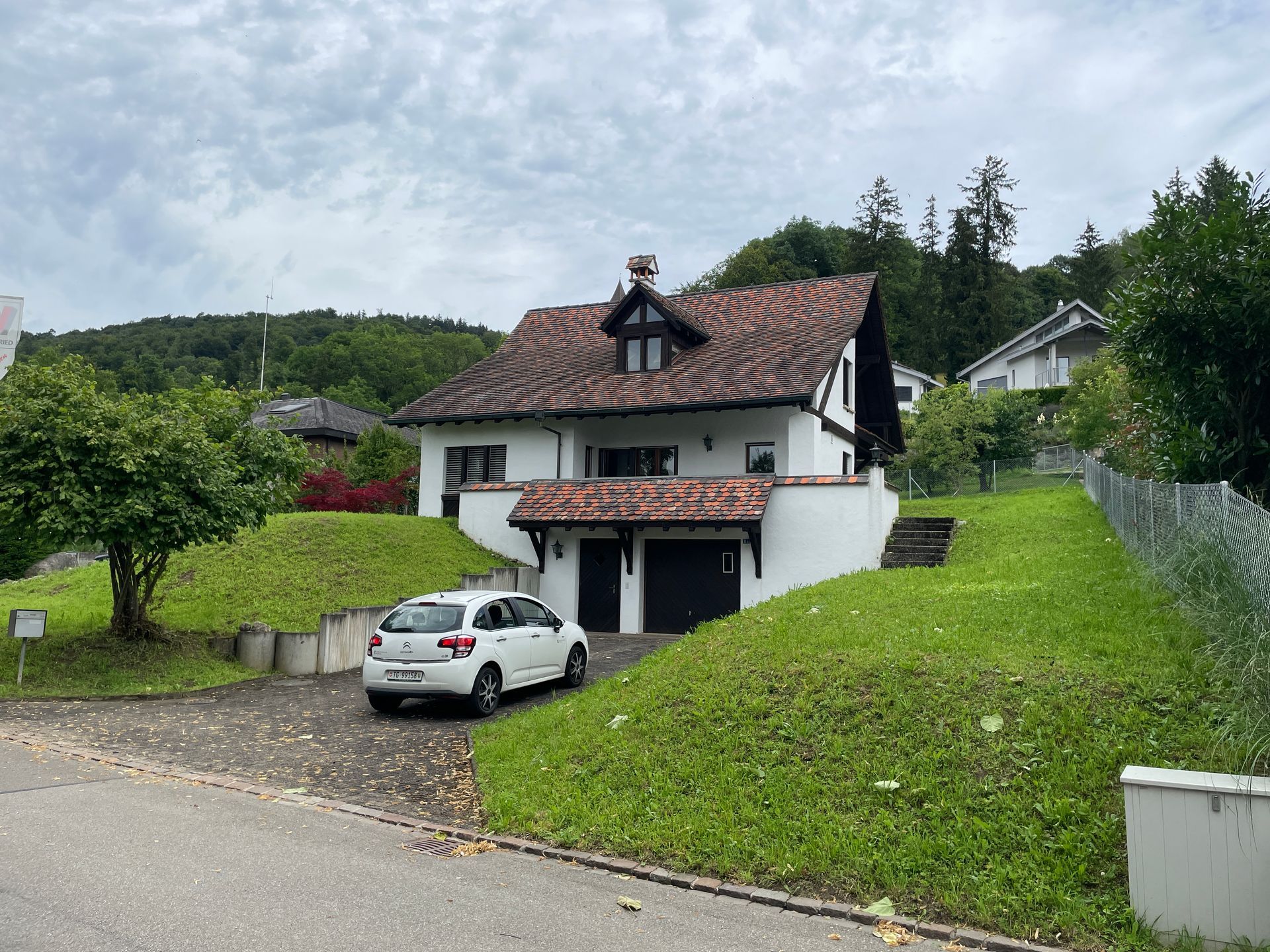 Durch das Fenster in der Zimmerecke fällt Licht.
