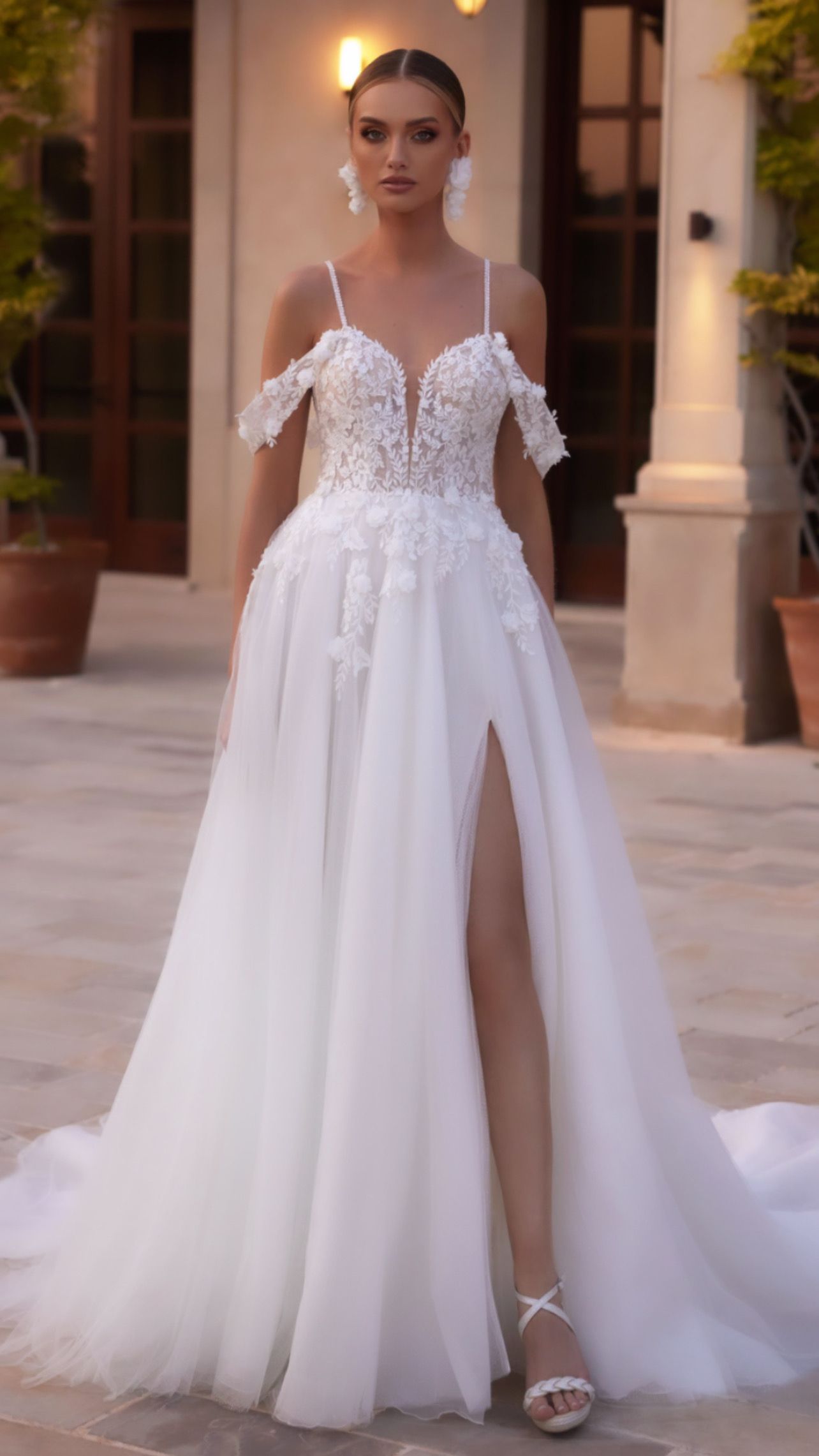 Eine Frau trägt ein weißes Hochzeitskleid mit hohem Schlitz.